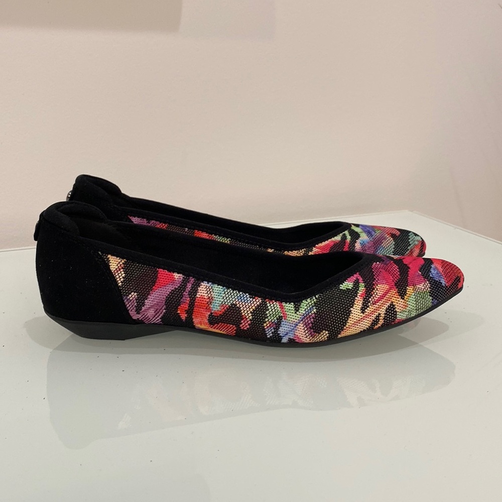 Flats. Pointed toe. Size 8M